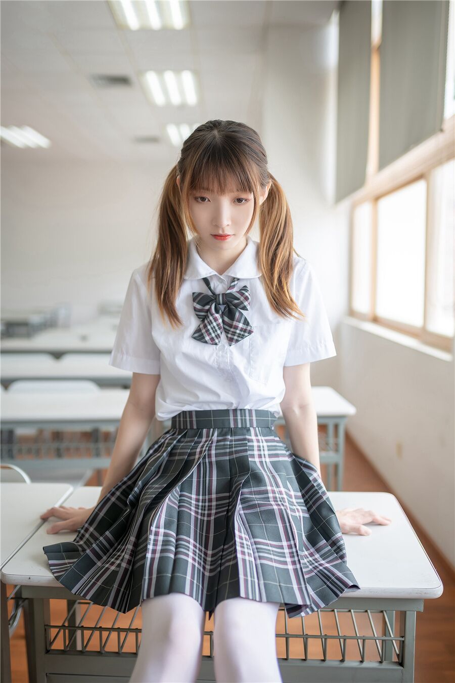 清纯学生装小姐姐教室写真