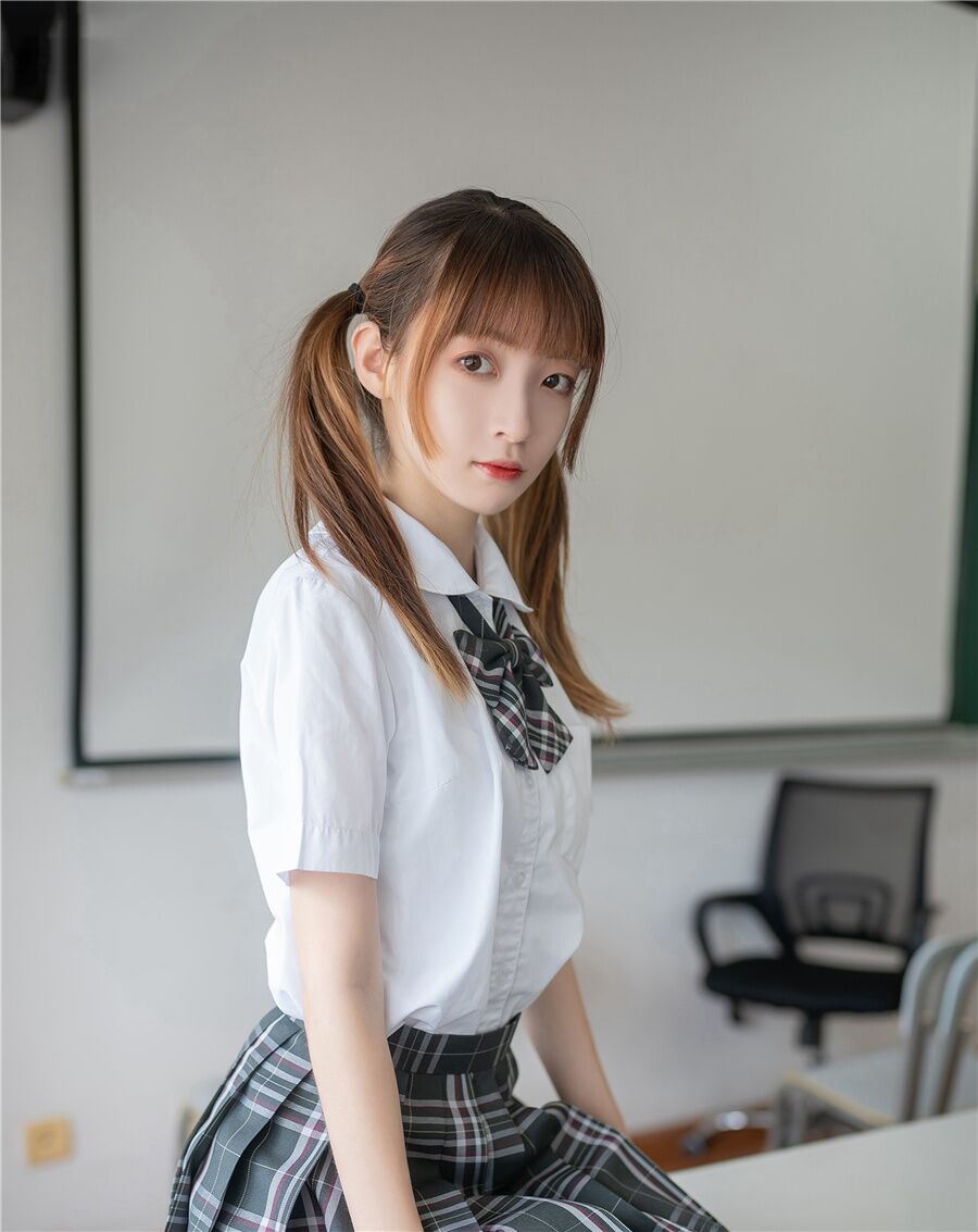 清纯学生装小姐姐教室写真