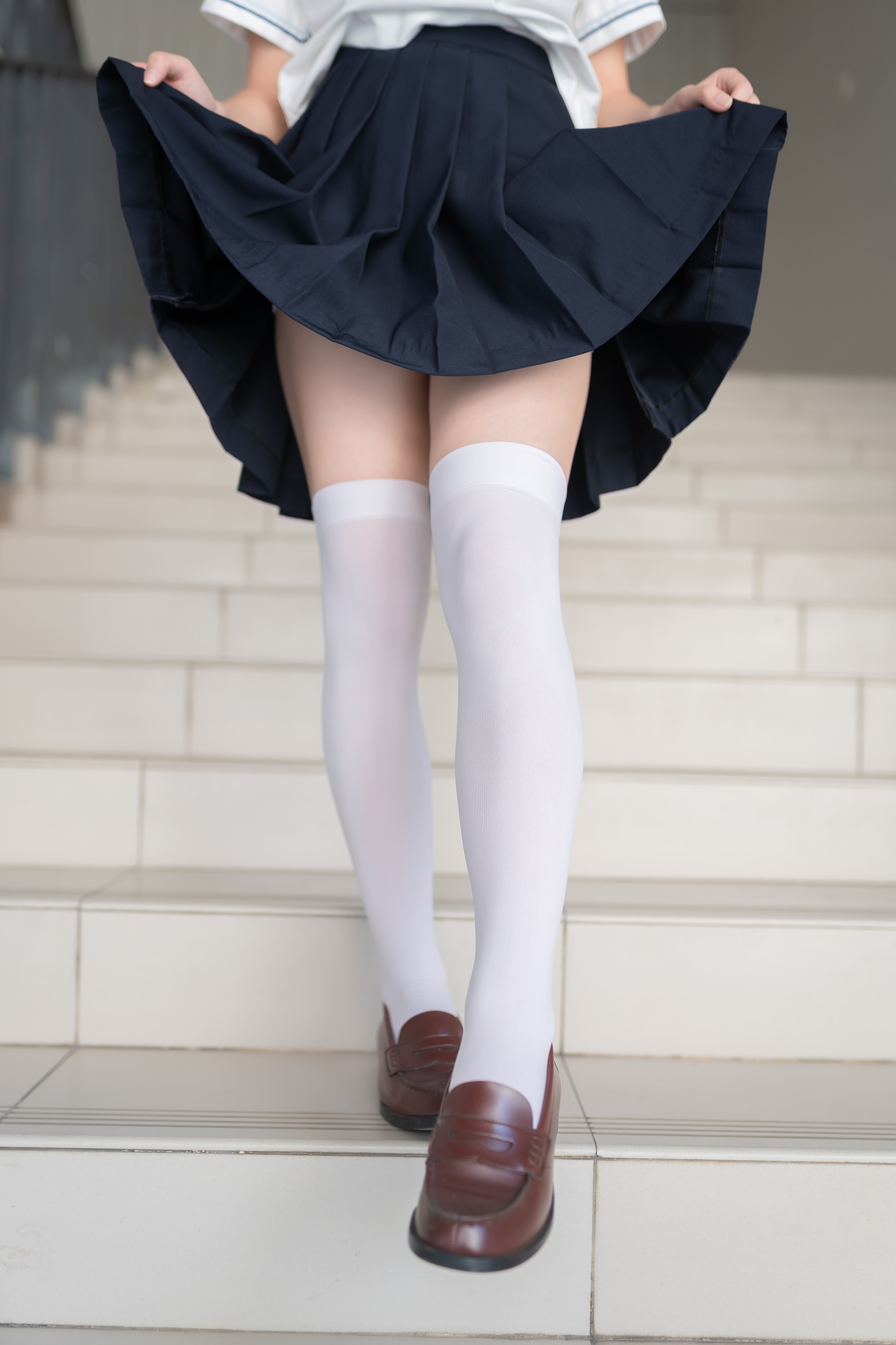 楼梯上的白色丝袜少女
